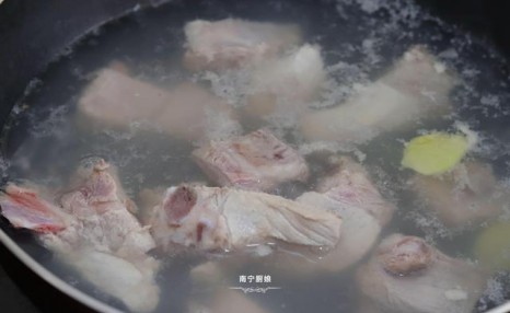 不管炖肉还是炖排骨，切记不要放这3种调料，要不然汤不鲜肉不香