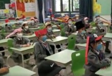 杭州小学生戴一米帽上课原因是什么 详细经过现场图太可爱了