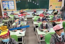 杭州小学生戴一米帽上课有趣也有意义 具体详情画面曝光