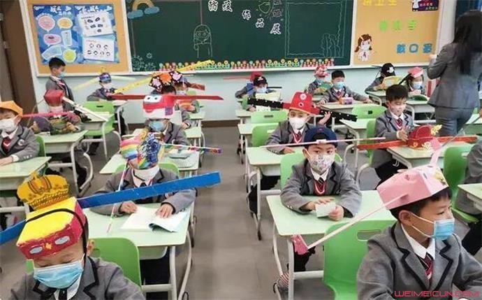 杭州小学生戴一米帽上课有趣也有意义 具体详情画面曝光