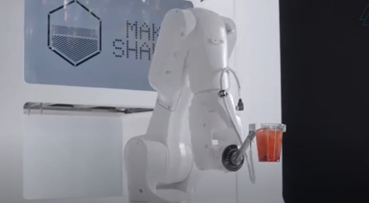 “冰+薯条”酒吧中的鸡尾酒机器人。官方推广视频截图