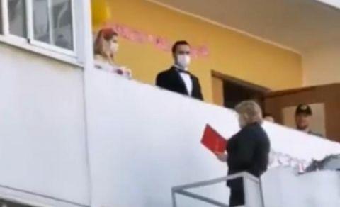 俄罗斯一对新人举行阳台婚礼怎么回事 婚礼详细流程是什么样的