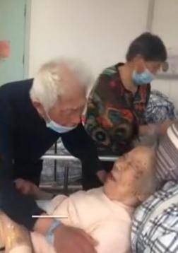 神仙爱情！97岁奶奶不肯吃药急哭99岁爷爷