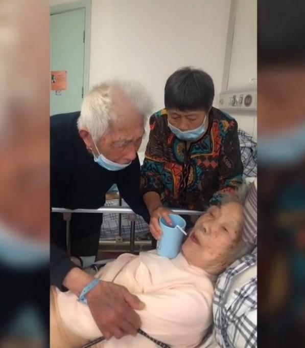 97岁奶奶不肯吃药急哭99岁爷爷：不吃药就不理你了