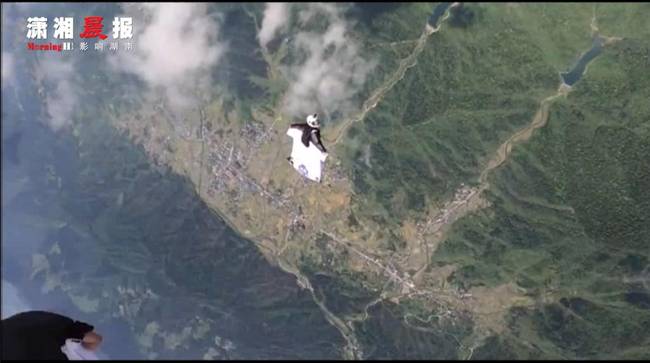 张佳杰一名女性翼载飞行员在最后一次跳伞暴露后仅十秒钟就出了事