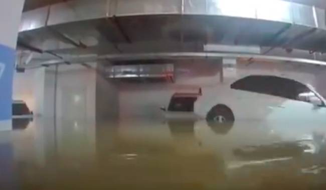 车库被淹洪水完美倒车入库怎么回事 在洪水的漂浮下倒车真强