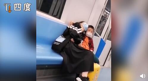 男童地铁上守护熟睡妈妈 详细经过现场图真相揭秘太暖心