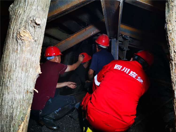 四川隧道垮塌3人被困7天后获救现场图 四川隧道为什么会出现垮塌