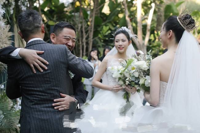 杨丽萍徒弟水月婚礼 婚礼现场和同性爱人甜蜜亲吻