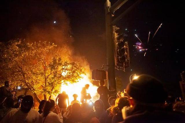 “火与怒席卷全美”美国70余城爆发抗议活动