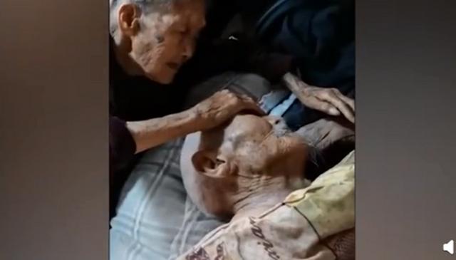 100岁奶奶贴脸陪伴98岁爷爷，现场图背后故事曝光令人动容