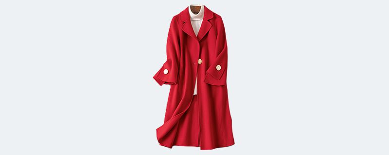 冬天一定要穿红色，红色的羊绒大衣这样穿最好看