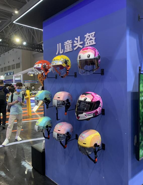 直击现场！康佳AI 智能头盔亮相2021摩博会 ——巨型头盔