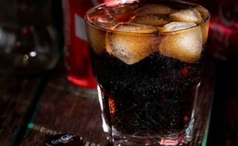 如何喝可乐对身体无害：喝可乐能治疗胃痛吗？ 