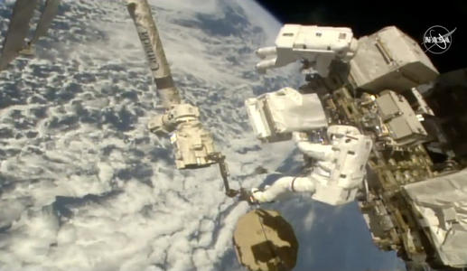 宇航员在太空行走的视频