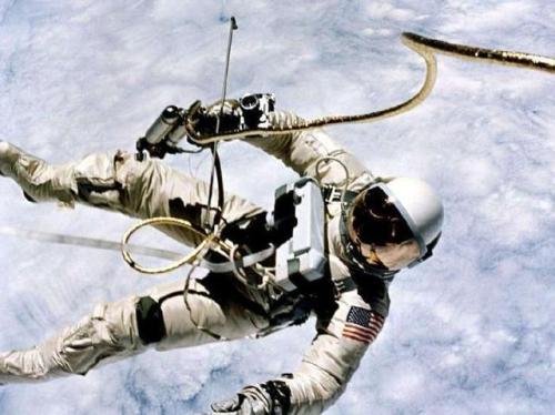 为什么宇航员能在太空飘起来(为什么宇航员能在太空飘起来100字)