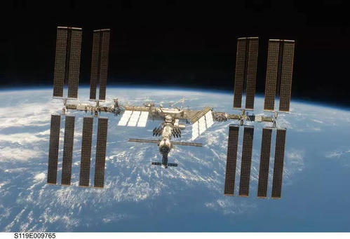 国际空间站是怎么浮在太空的
