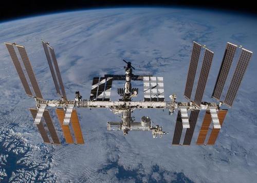国际空间站是怎么浮在太空的