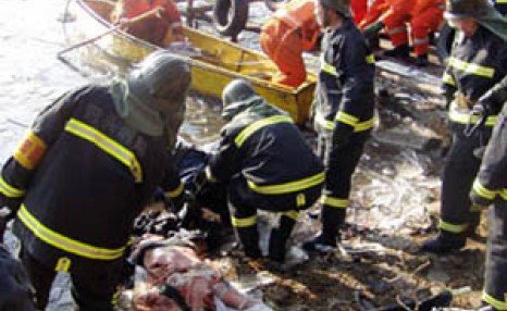 救援现场发现部分飞机残骸和遗体残骸