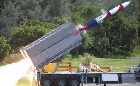 台媒：台“雄升”导弹射程提升至900公里，大陆在福建兴建点防空阵地反制
