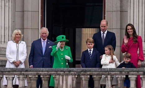 英女王登基70周年庆祝活动结束 承诺继续全力服务国民
